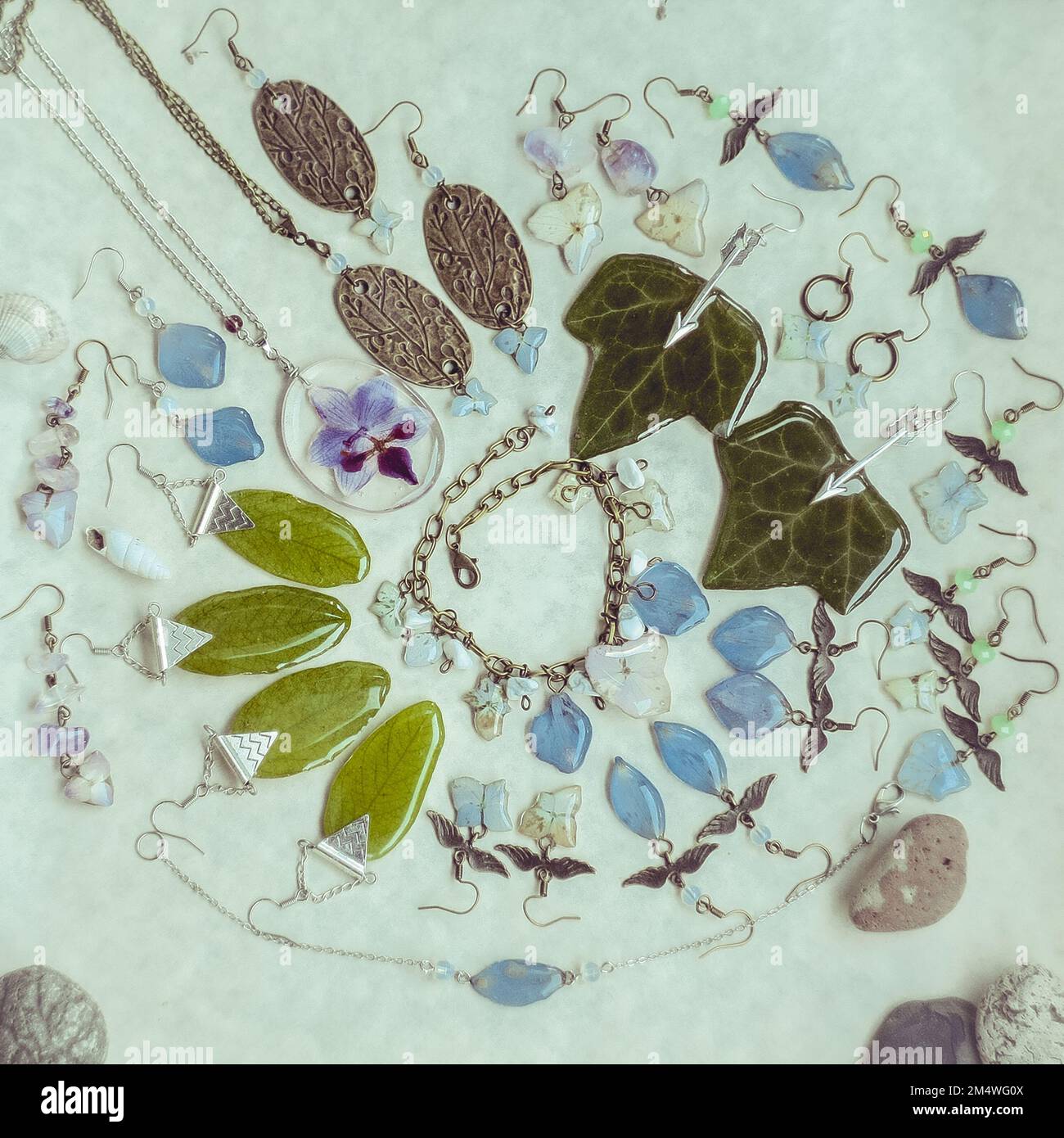 Gros plan sur les boucles d'oreilles faites à la main avec la photo de concept de bijouterie naturelle Banque D'Images