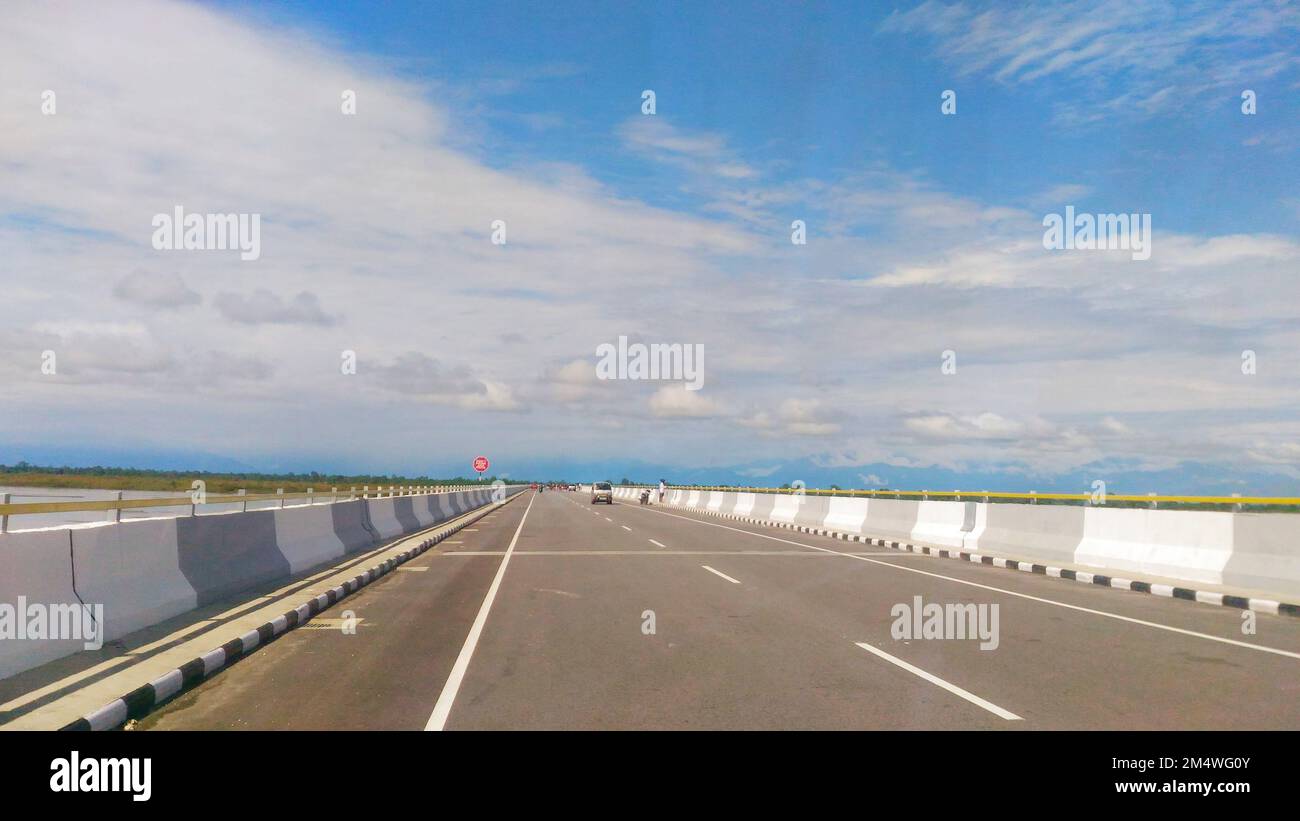 Le pont de DholaSadiya, également connu sous le nom de Bhupen Hazarika Setu, est un pont à poutres en Inde, reliant l'Assam et l'Arunachal Pradesh Banque D'Images