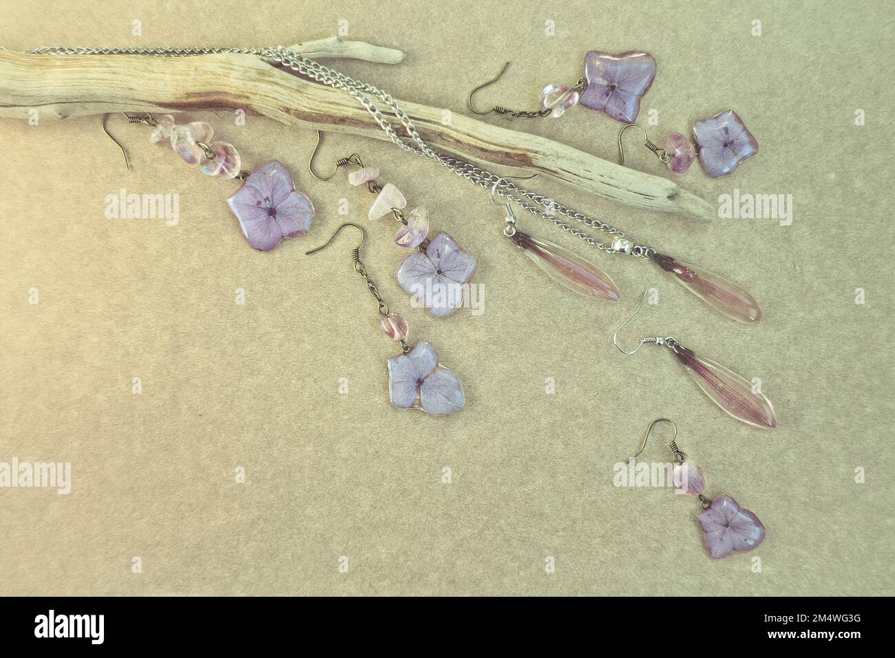 Boucles d'oreilles en gros plan et suspension avec éléments floraux photo Banque D'Images