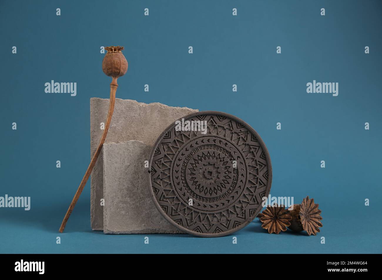 Nature naturelle minimaliste, matériaux: Pierres, Mandala rond, graines de coquelicot séchées en bleu denim, concept abstrait de design d'art moderne Banque D'Images