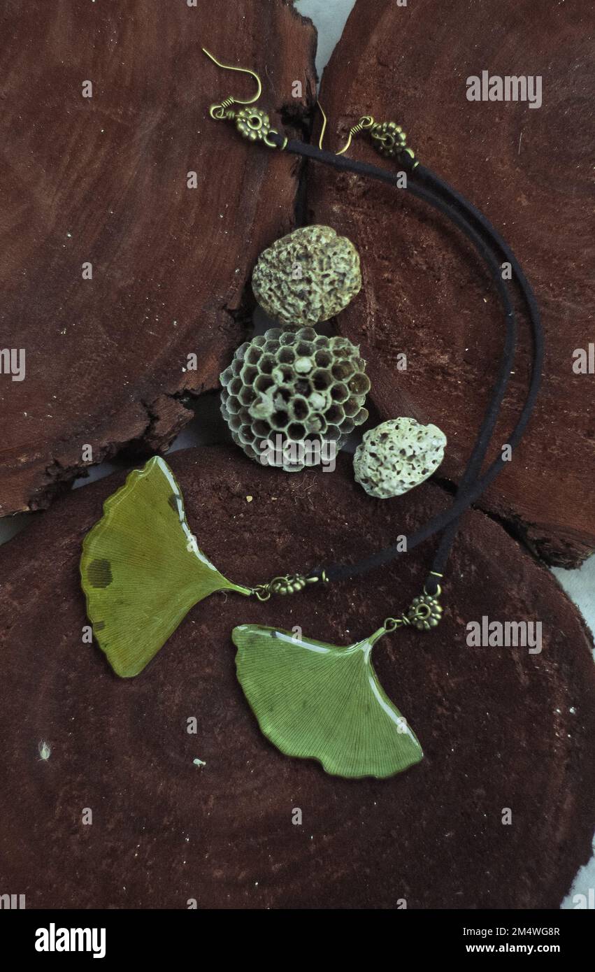 Gros plan boucles d'oreilles artisanales avec feuilles et lacets en cuir concept photo Banque D'Images