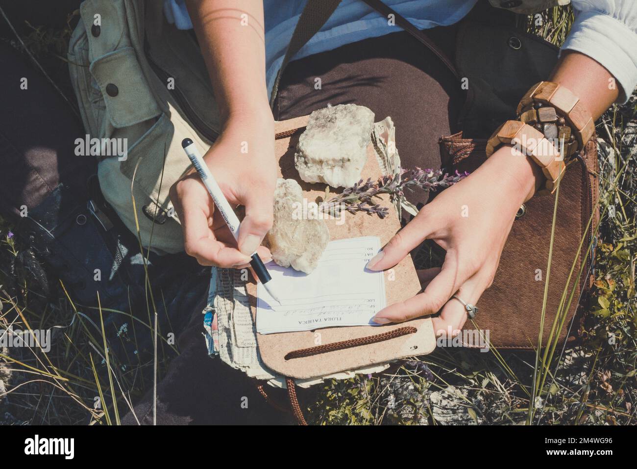 Femme en gros plan écrivant des notes pendant la photo du concept de randonnée Banque D'Images