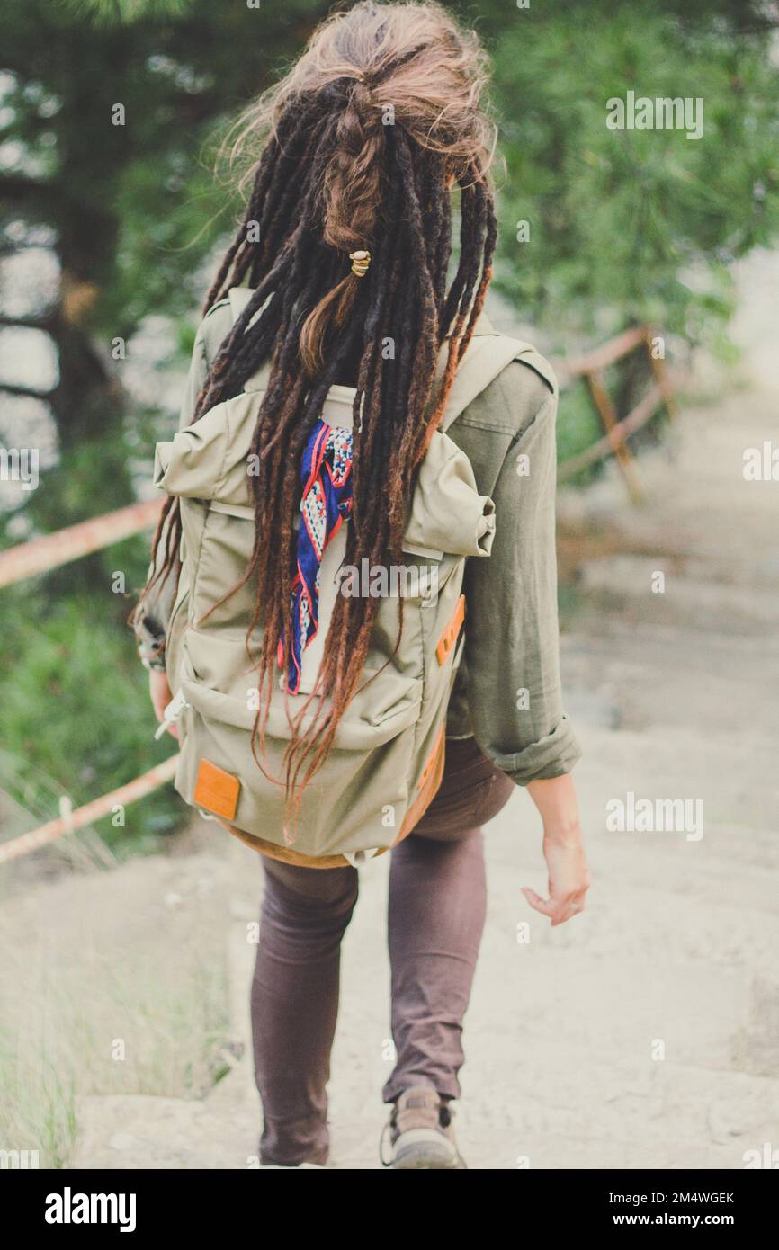 Femme avec un readlock en descendant des escaliers photographie pittoresque Banque D'Images