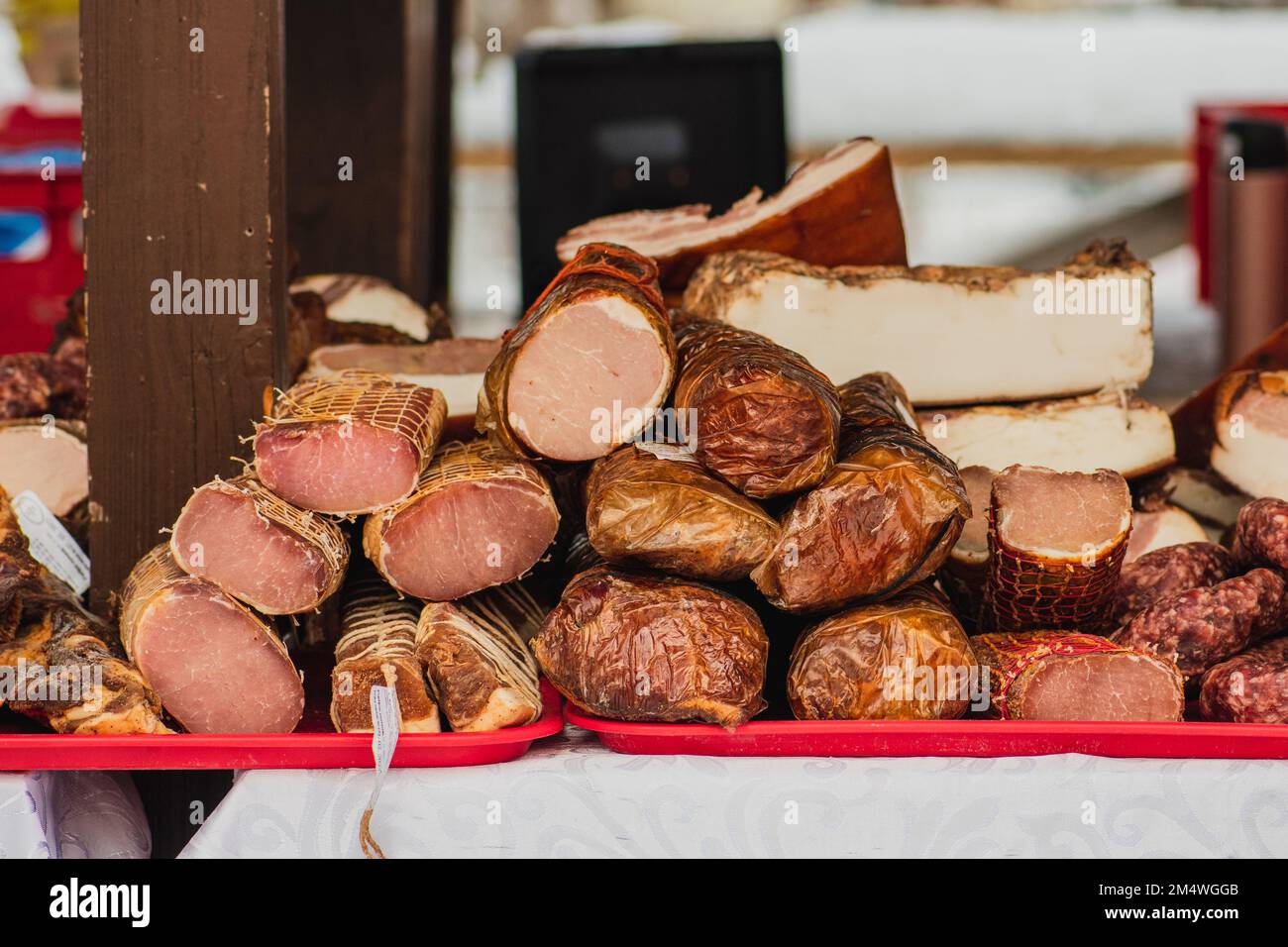 Assortiment de viandes délicieuses, saucisses fumées, saindoux, bacon et salami dans un marché de rue Banque D'Images Assortiment de viandes délicieuses, saucisses fumées, saindoux, bacon et salami dans un marché de rue Banque D'Images