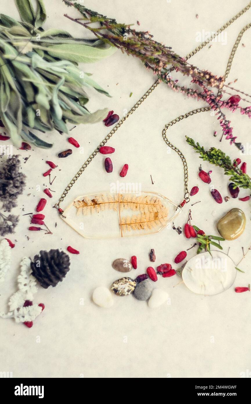 Pendentif gros plan avec branche de fougères sèches et détails floraux concept photo Banque D'Images