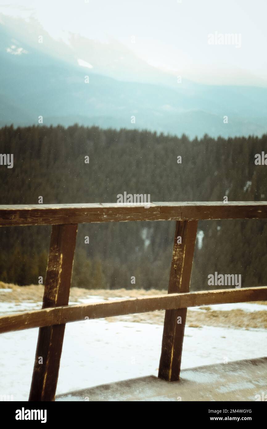 Gros plan sur les rails en bois sur la colline concept photo Banque D'Images