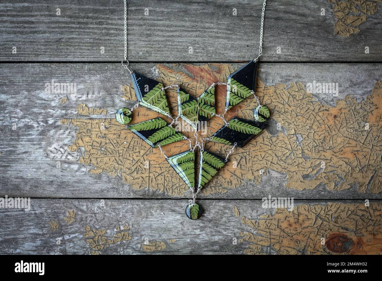 Gros plan géométrique collier avec fougères feuilles concept photo Banque D'Images