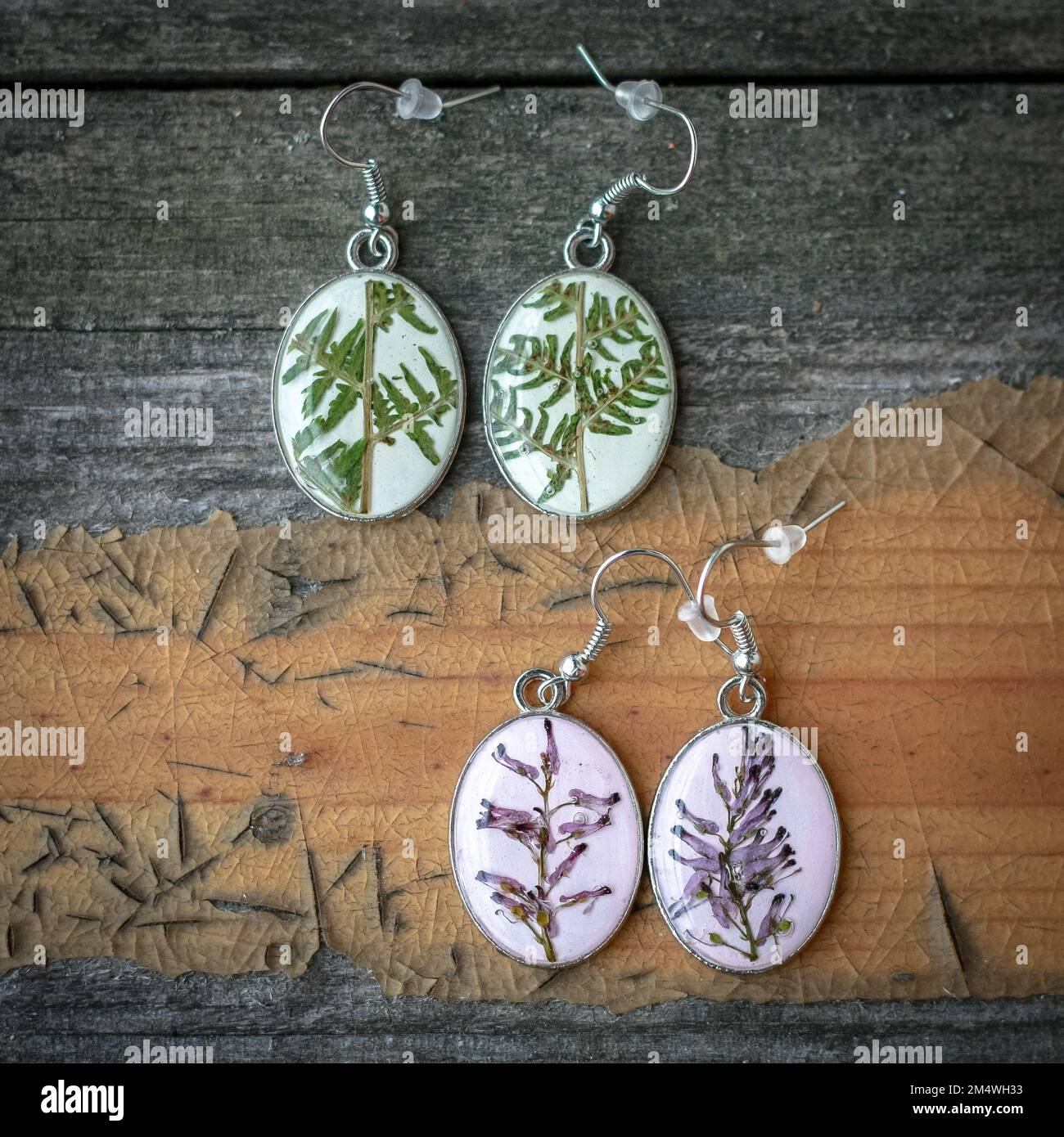 Gros plan sur des boucles d'oreilles artisanales avec photo de concept lavande et fougère Banque D'Images