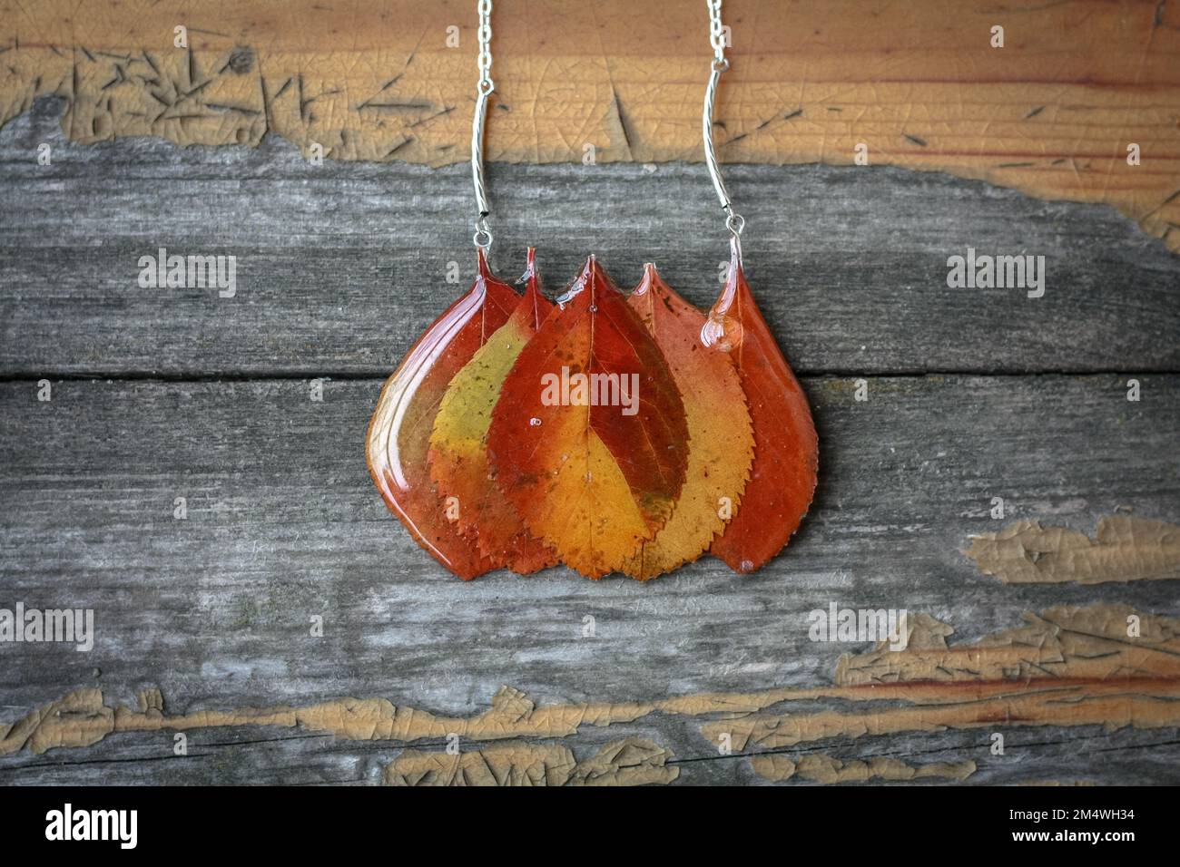 Pendentif gros plan avec feuilles laquées orange photo concept Banque D'Images