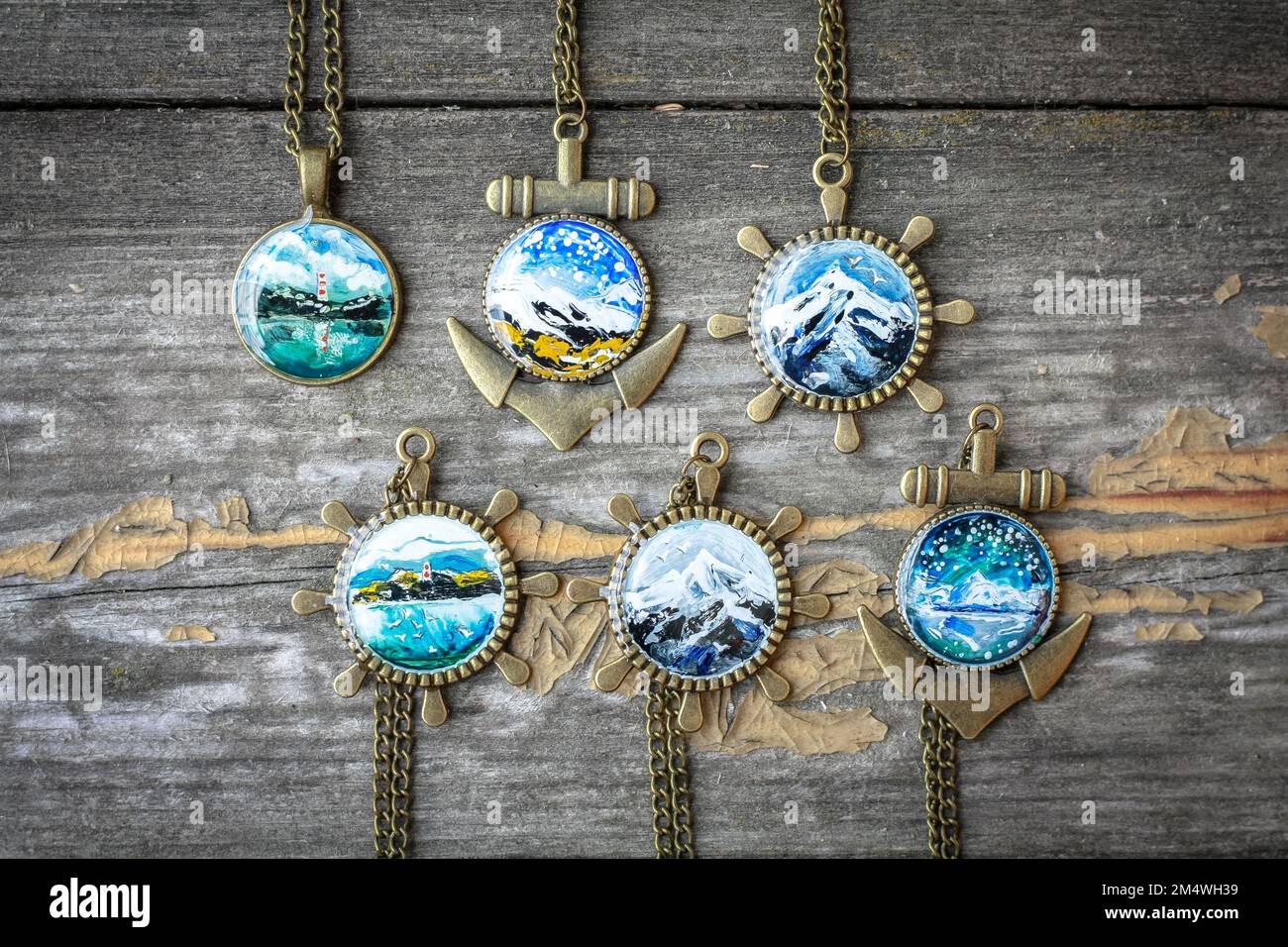 Pendentif en gros plan avec photo concept de paysages miniatures Banque D'Images