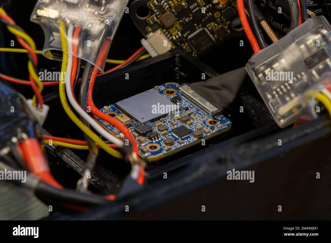 Un gros plan d'un processeur à puce utilisé pour le prototypage d'ingénierie électrique dans un châssis imprimé 3D. Banque D'Images