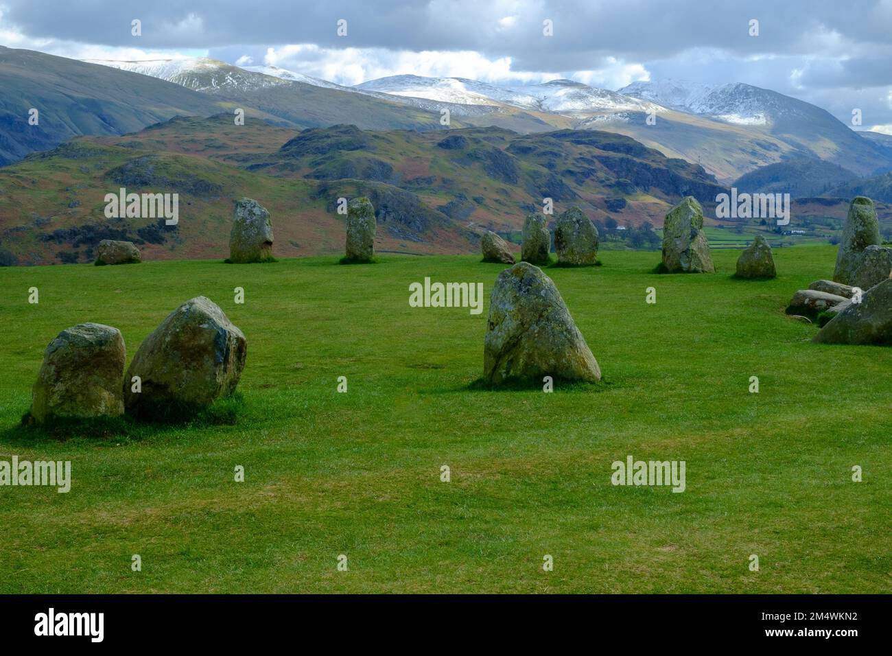 Il y a de la neige récente sur les sommets autour de Castlerigg Stone Circle lors d'une journée froide de printemps à Cumbria, au Royaume-Uni Banque D'Images
