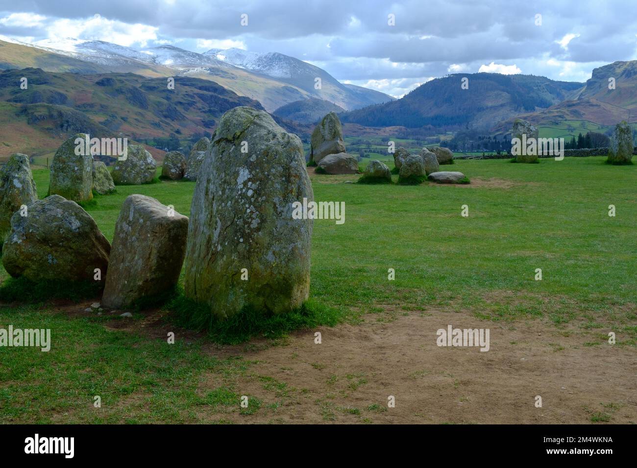 Il y a de la neige récente sur les sommets autour de Castlerigg Stone Circle lors d'une journée froide de printemps à Cumbria, au Royaume-Uni Banque D'Images