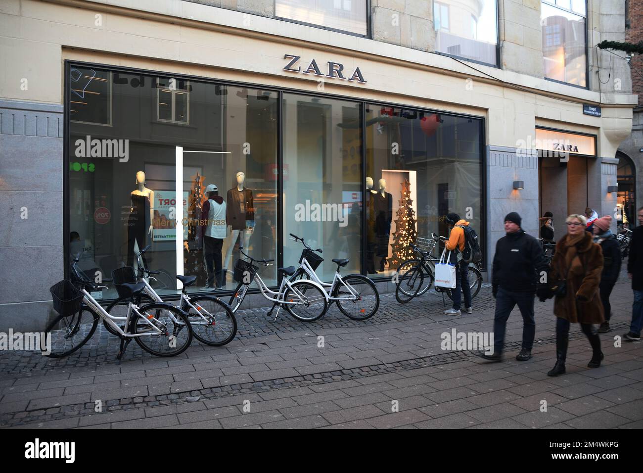 Copenhague/Danemark/23 décembre 2022/magasin de détail espagnol Zara dans  la rue financière stroeget dans la capitale danoise Copenhague. (Photo.  Francis Joseph Dean/Dean Pictures Photo Stock - Alamy