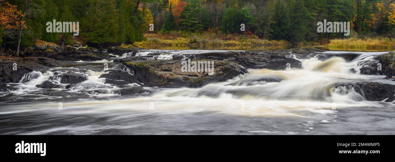 Chutes Kennebec, rivière Serpent, première nation de Serpent River, Ontario, Canada Banque D'Images