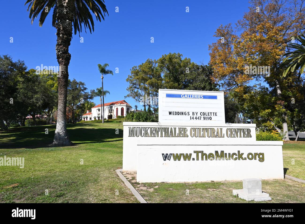 FULLERTON, CALIFORNIE - 21 DEC 2022: Panneau au Centre culturel Muckenthaler, la mission de Muck est de célébrer l'esprit humain par les arts Banque D'Images