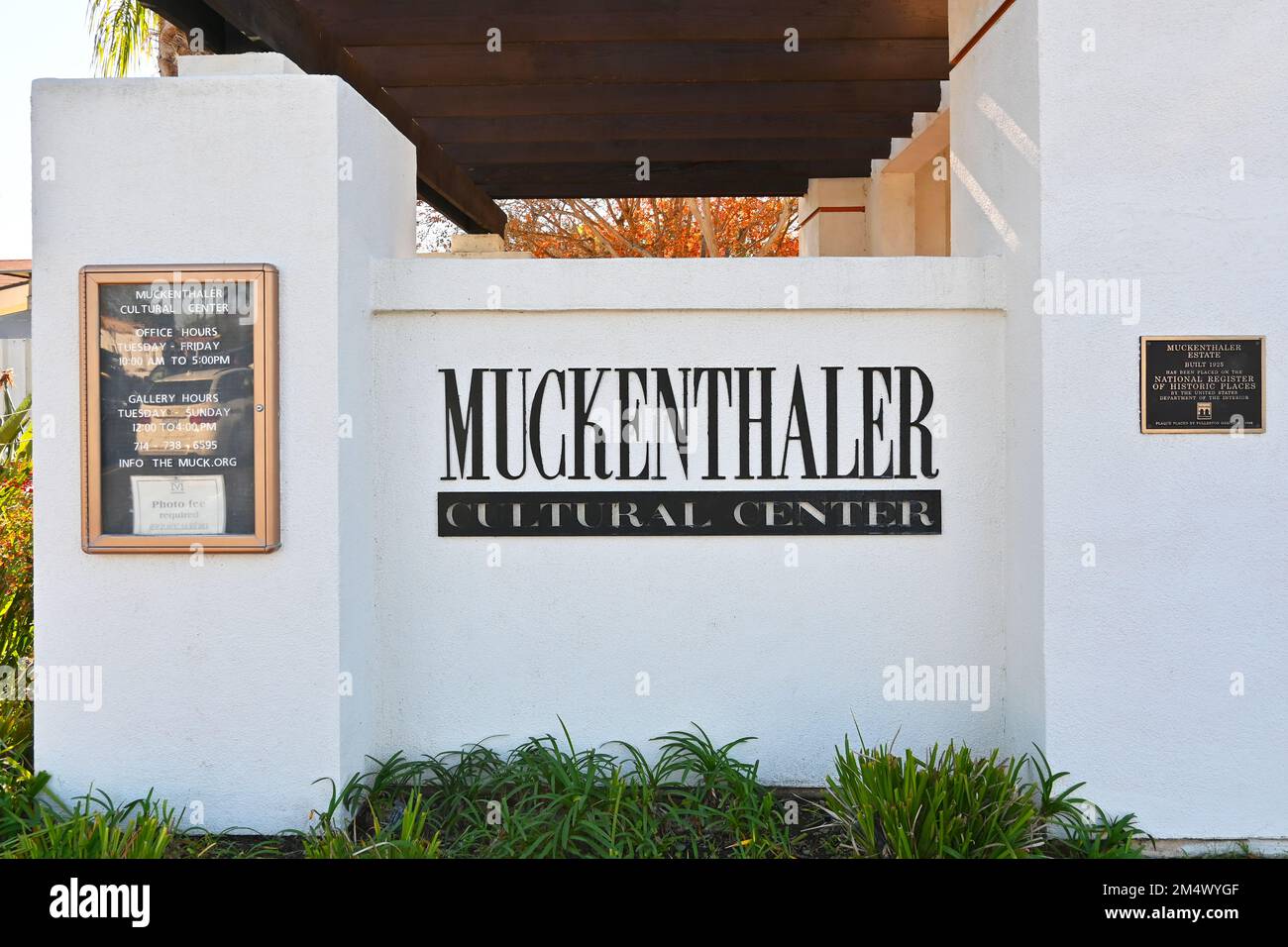 FULLERTON, CALIFORNIE - 21 DEC 2022: Panneau à l'entrée du Centre culturel Muckenthaler, la mission de Muck est de célébrer l'esprit humain Banque D'Images