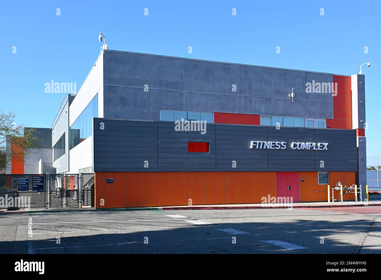 COSTA MESA, CALIFORNIE - 19 décembre 2022 : le centre de remise en forme sur le campus d'Orange Coast College, OCC. Banque D'Images