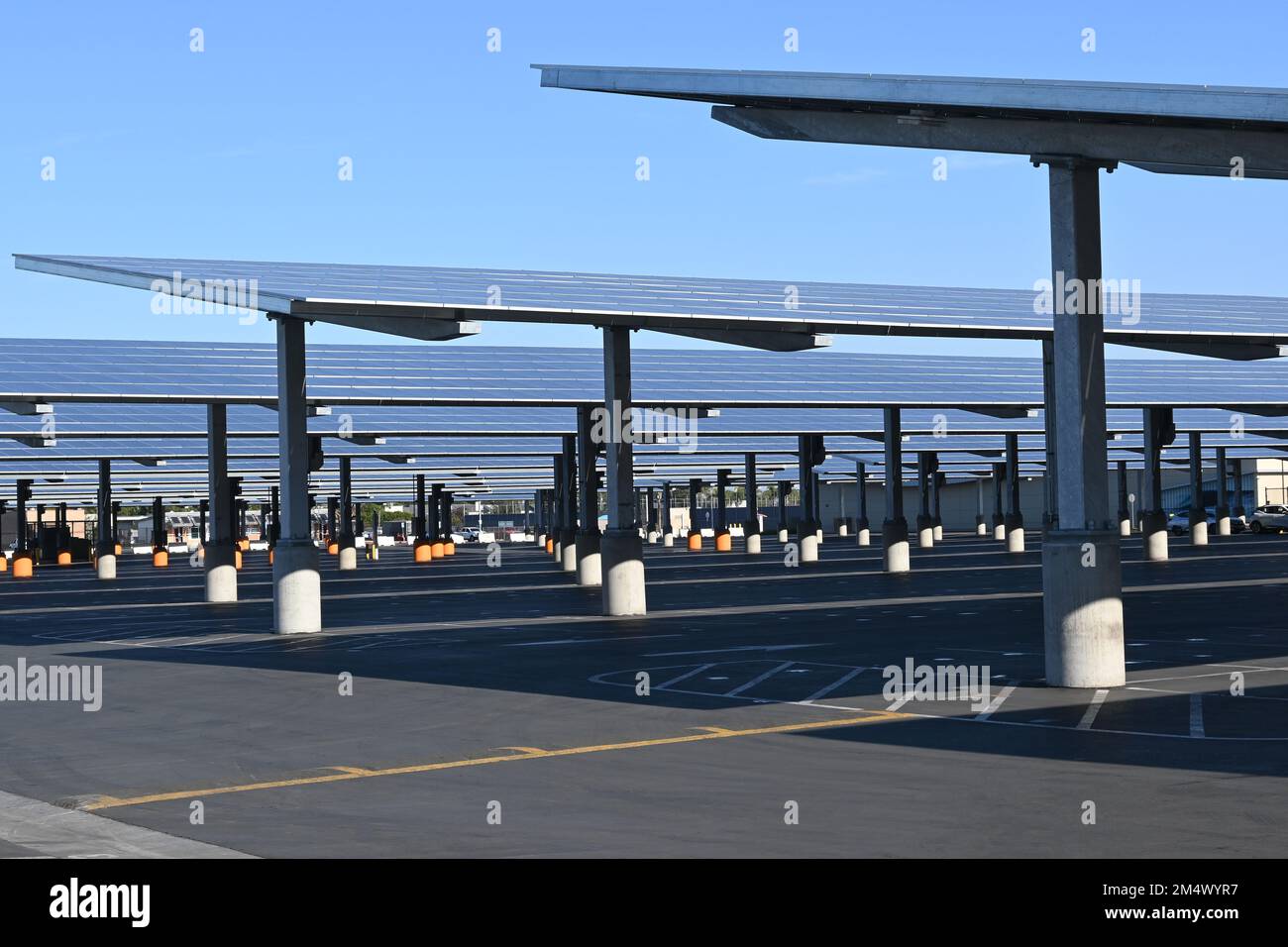 COSTA MESA, CALIFORNIE - 19 décembre 2022 : panneaux solaires dans le lot Adams sur le campus d'Orange Coast College, OCC. Banque D'Images