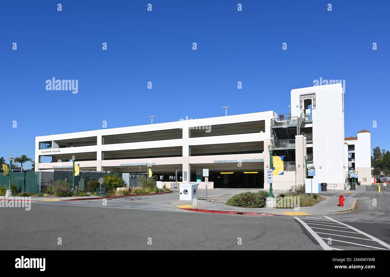 FULLERTON, CALIFORNIE - 21 déc 2022 : structure de stationnement sur le campus du Fullerton College, le plus ancien collège communautaire en exploitation continue à Cal Banque D'Images