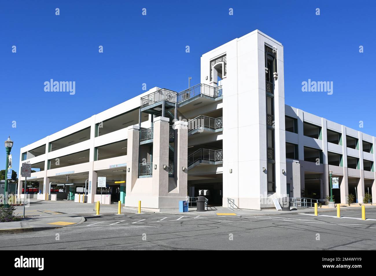 FULLERTON, CALIFORNIE - 21 déc 2022 : structure de stationnement sur le campus du Fullerton College, le plus ancien collège communautaire en exploitation continue à Cal Banque D'Images