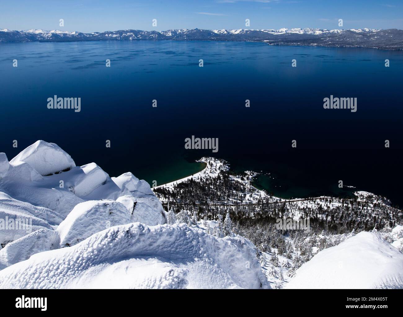 Neige fraîche sur les hauts sommets de montagne, un magnifique paysage d'hiver. Lake Tahoe, Californie. Banque D'Images