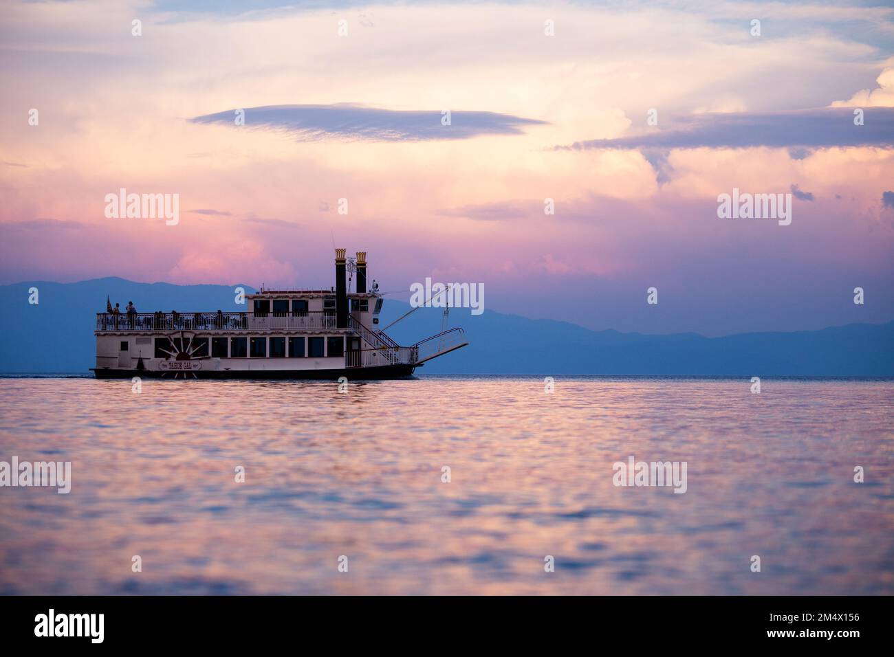 Pédalo au coucher du soleil - le Tahoe gal est un bateau à aubes historique pour les touristes sur le lac Tahoe. Lake Tahoe, Californie Banque D'Images