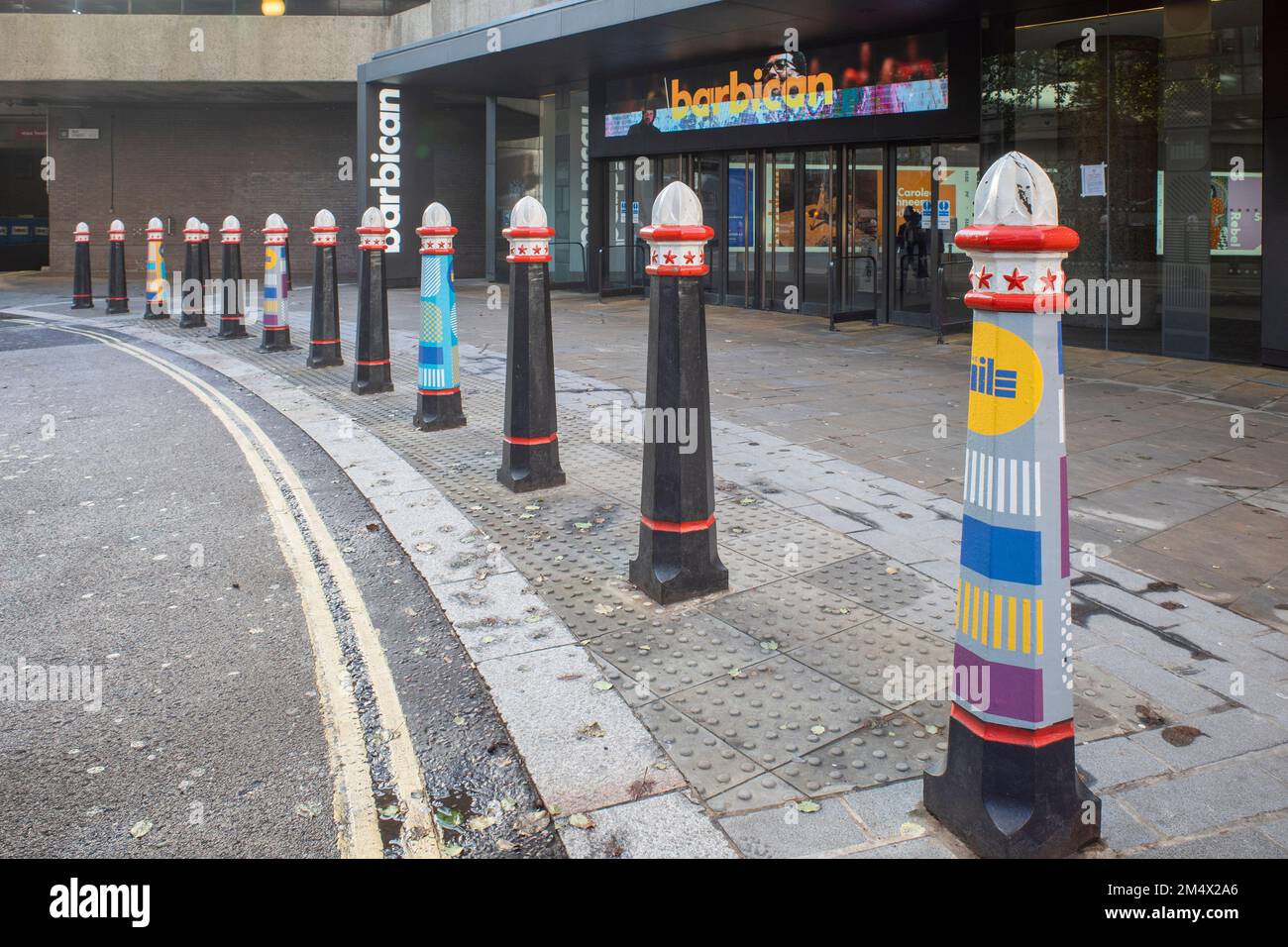 Entrée au Barbican Center, qui abrite l'orchestre symphonique de Londres dans le City of London Culture Mile, avec ses bollards décorés. Banque D'Images