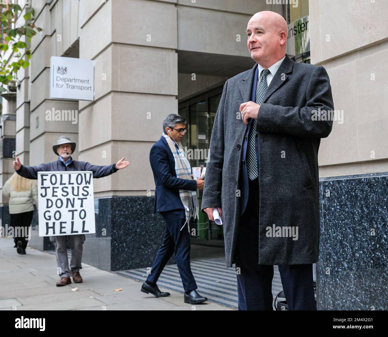 Mick Lynch, Secrétaire général RMT, est prêché par le protestant religieux Kenny (Ken) avec le signe "Follow Jesus, Don't Go to Hell" à l'extérieur du Ministère Banque D'Images
