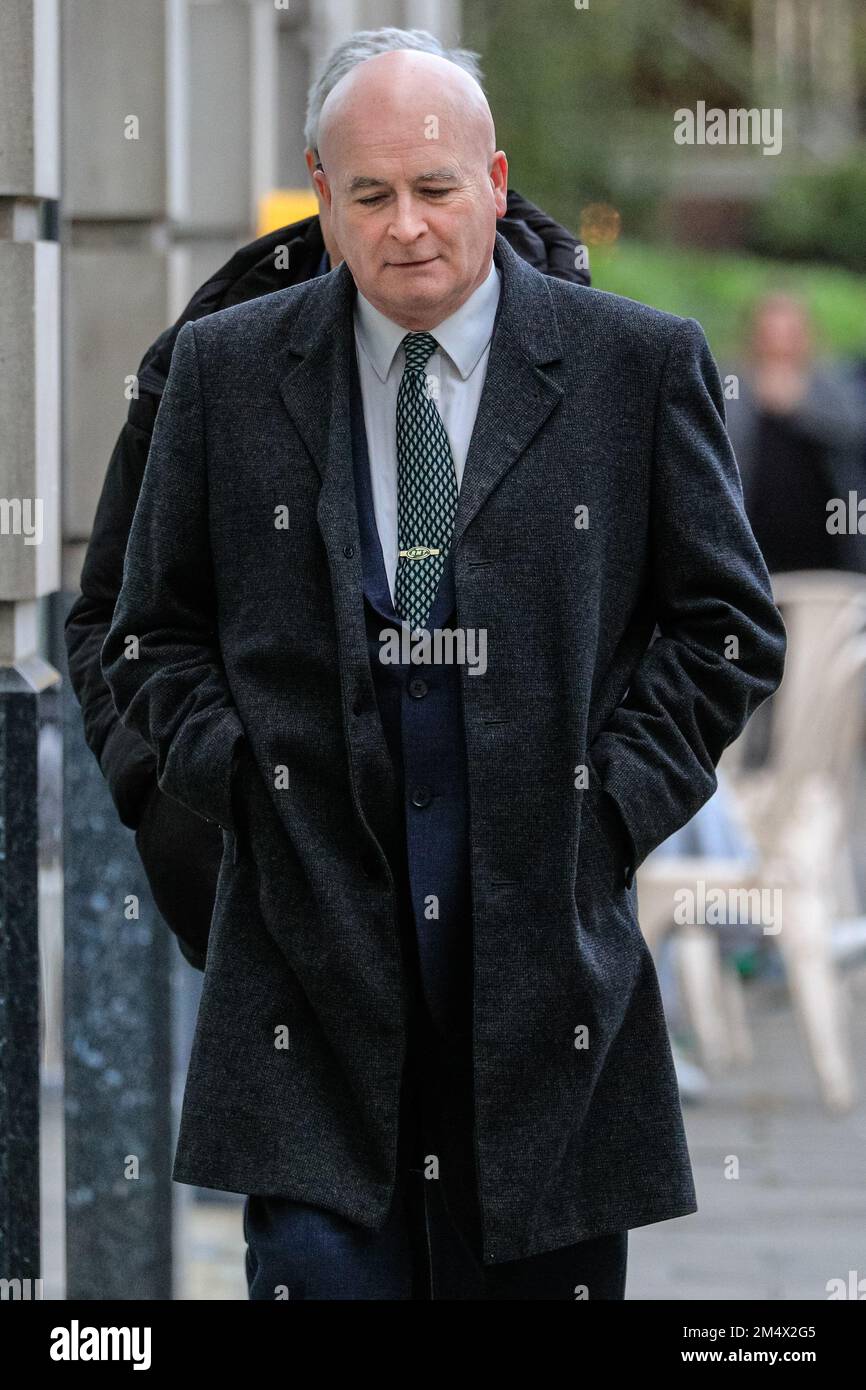 Mick Lynch Secrétaire général de l'Union nationale des travailleurs du rail, de la marine et du transport (RMT) , marche à Westminster, Londres, UKK Banque D'Images