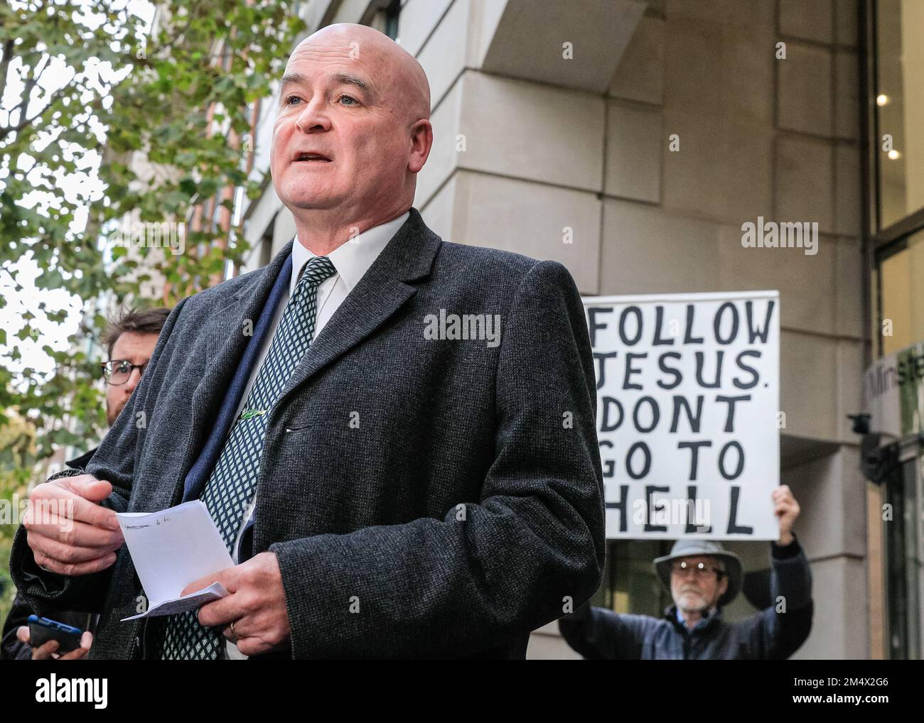 Mick Lynch, Secrétaire général RMT, est prêché par le protestant religieux Kenny (Ken) avec le signe "Follow Jesus, Don't Go to Hell" à l'extérieur du Ministère Banque D'Images