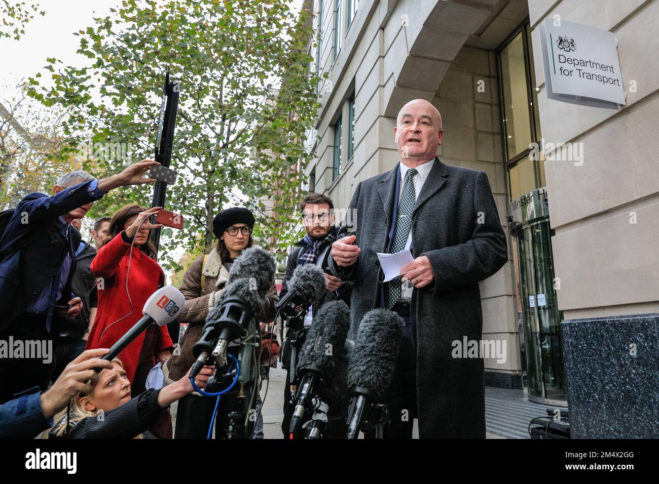 Mick Lynch, secrétaire général du Syndicat national des travailleurs des chemins de fer, des Maritimes et des transports (RMT), s'adresse à la presse à l'extérieur du ministère de la Transpor Banque D'Images