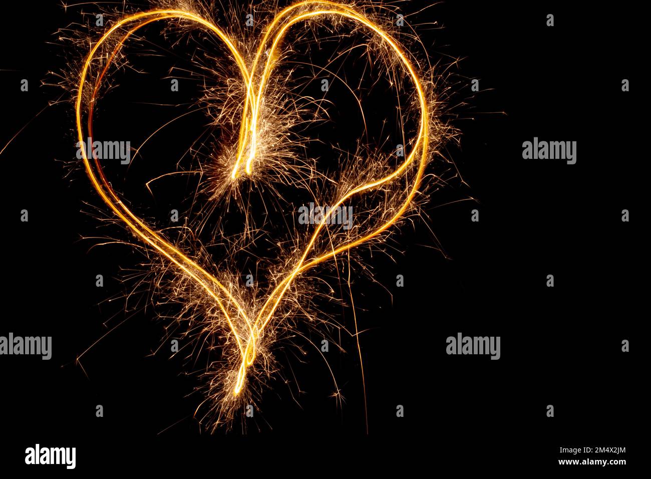 Sparklers Heart, utilisant un appareil photo avec une vitesse d'obturation lente. Banque D'Images