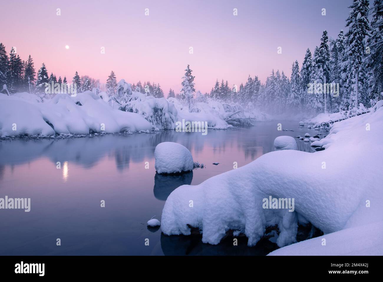 Pleine lune au-dessus de la rivière truckee, un coucher de soleil encore et beau près de Tahoe City et Truckee, Californie Banque D'Images