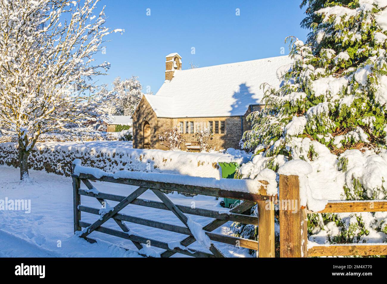 Début de l'hiver neige sur la petite église en pierre de St Mary à Hamlet (construite en 1958) dans le village de Cotswold de Birdlip, Gloucestershire, Angleterre Royaume-Uni Banque D'Images
