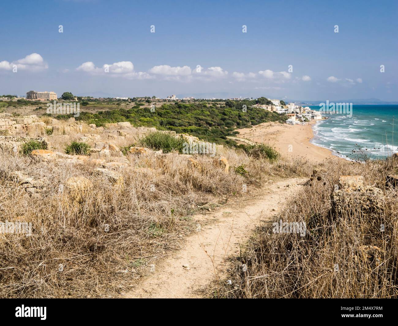 Vue sur le temple et la plage de Marinella di Selinunte, Sicile, Italie, Europe Banque D'Images