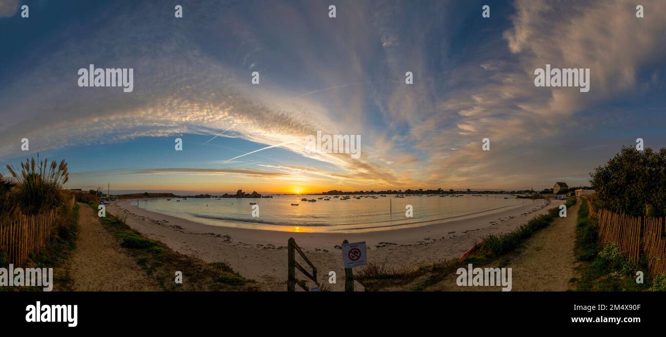 France, Bretagne, Plouneour-Brignogan-plages, vue grand angle sur la plage au lever du soleil Banque D'Images France, Bretagne, Plouneour-Brignogan-plages, vue grand angle sur la plage au lever du soleil Banque D'Images