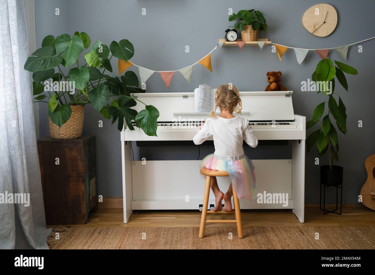 Jeune fille jouant du piano à la maison Banque D'Images