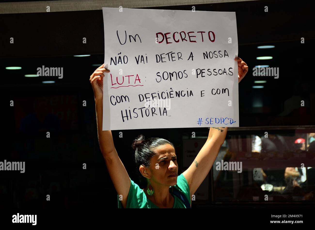 SÃO PAULO, SP - 23.12.2022: FIM SECRETARIA DA PESSOA COM DEFICIÊNCIA - manifestation contre la fin du Secrétaire d'État aux droits des personnes handicapées, ce vendredi (23), dans la région centrale de la capitale. Le gouverneur élu de São Paulo, Tarcísio de Freitas (Républicains), a confirmé la fin du secrétariat qui sera intégré à la justice et à la citoyenneté. (Photo: Roberto Casimiro/Fotoarena) Banque D'Images