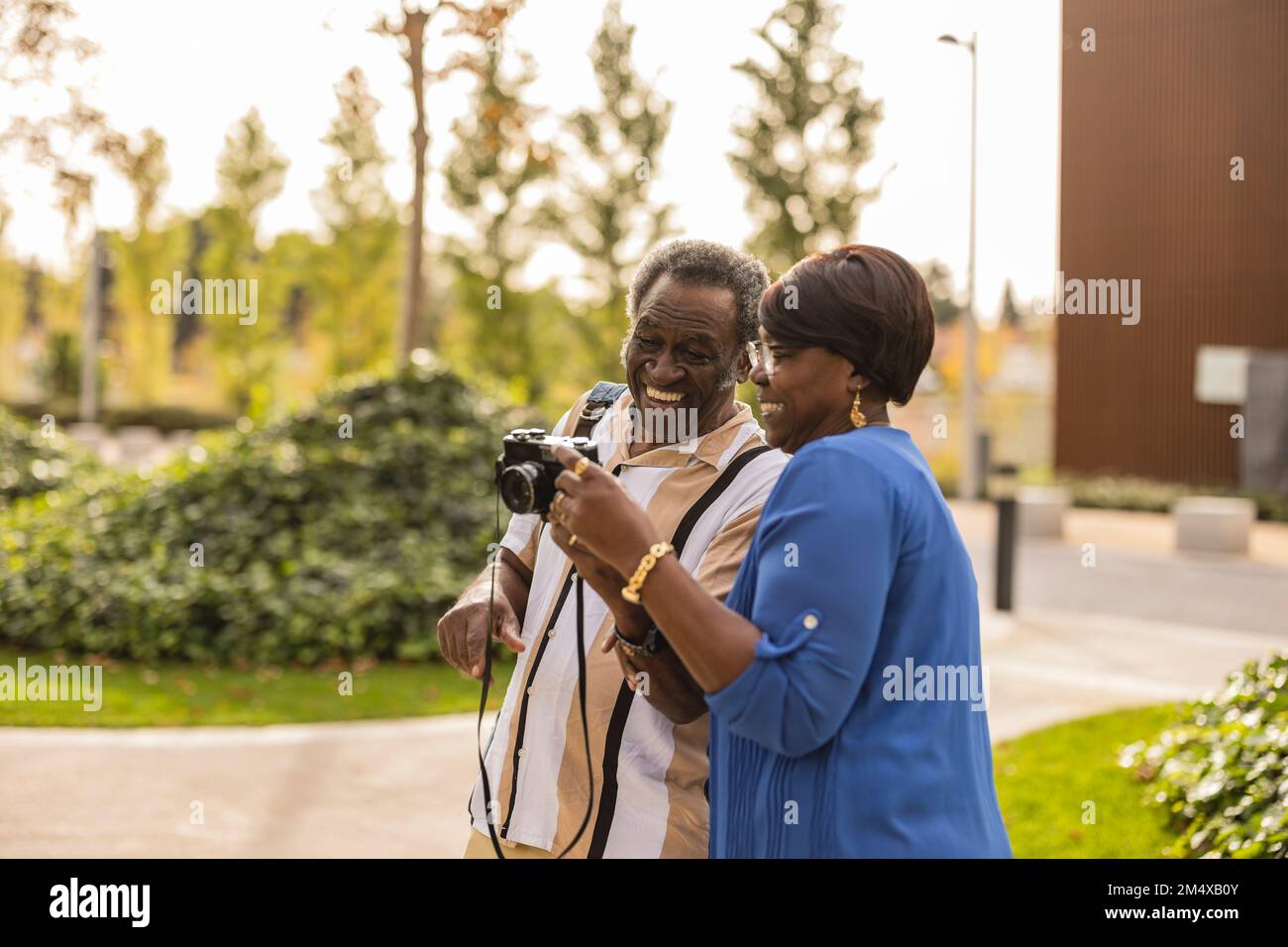 Couple senior souriant regardant la caméra Banque D'Images