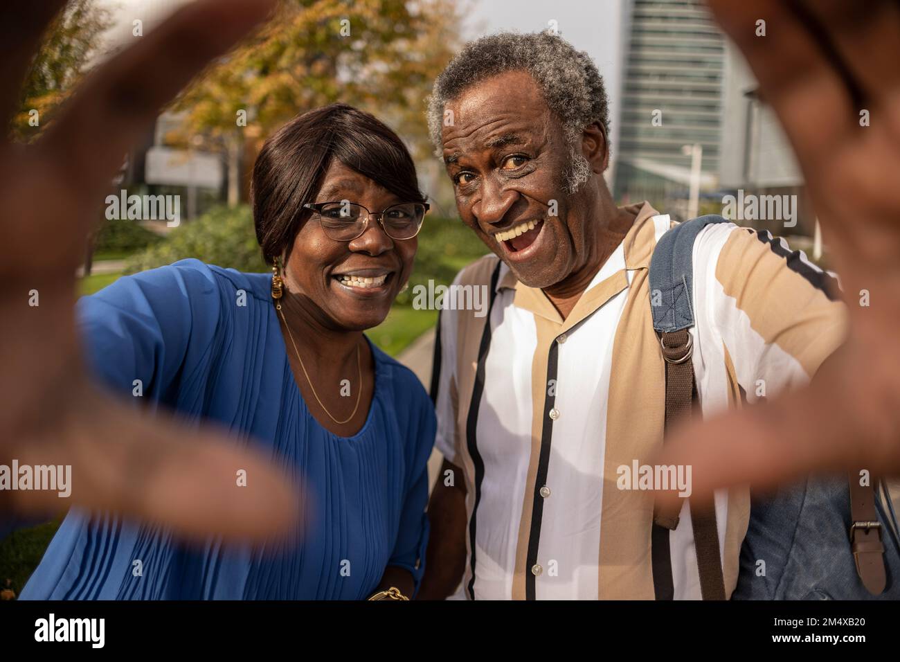 Couple senior gai se faisant un geste au parc Banque D'Images