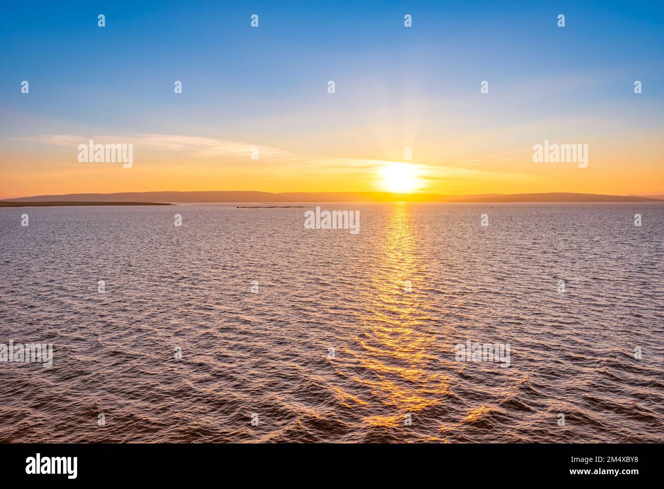 Royaume-Uni, Écosse, Kirkwall, vue sur l'océan Atlantique au coucher du soleil Banque D'Images
