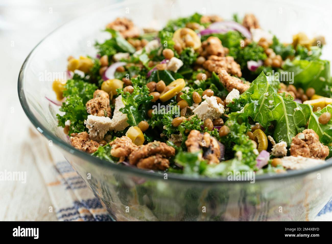 Salade maison avec kale, lentilles, olives, noix et feta vegan. Banque D'Images