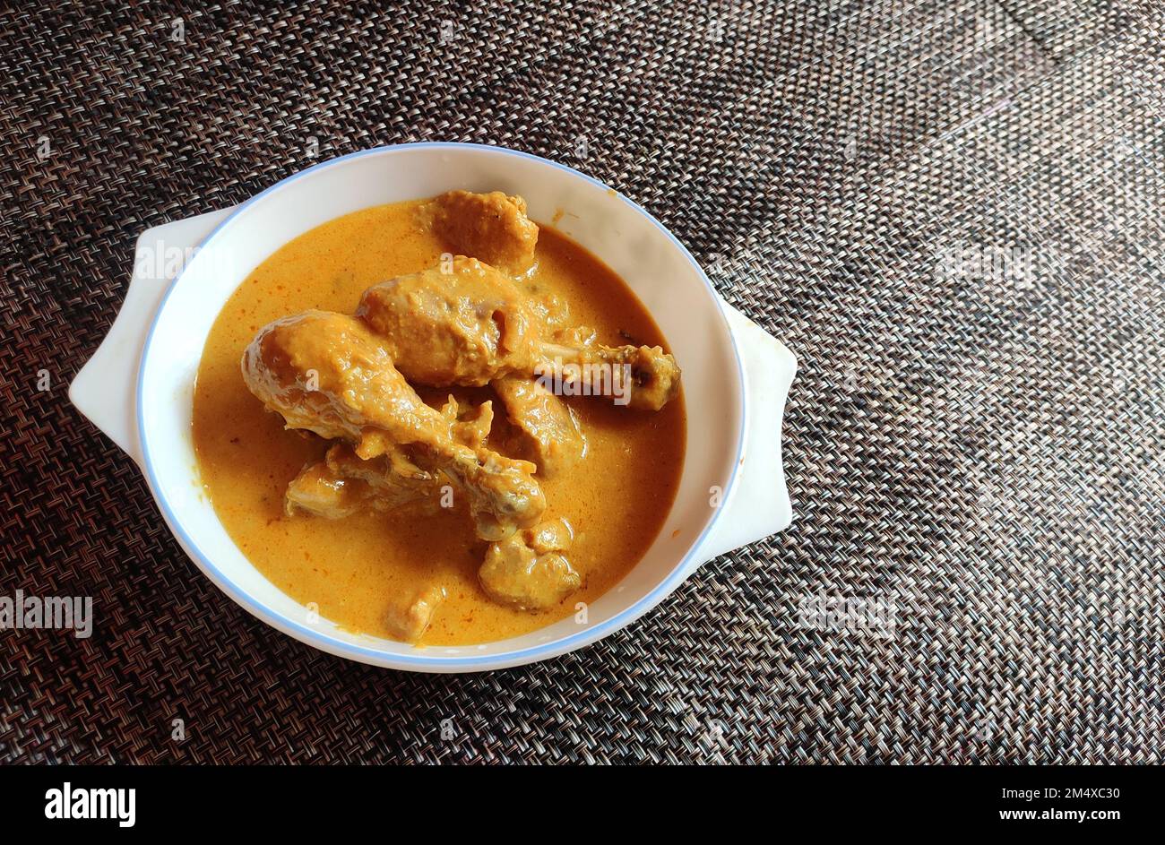 Le korma est un plat originaire d'Asie du Sud, composé de viande ou de légumes braisés avec du yaourt et des épices pour produire une sauce épaisse ou de la sauce. Banque D'Images