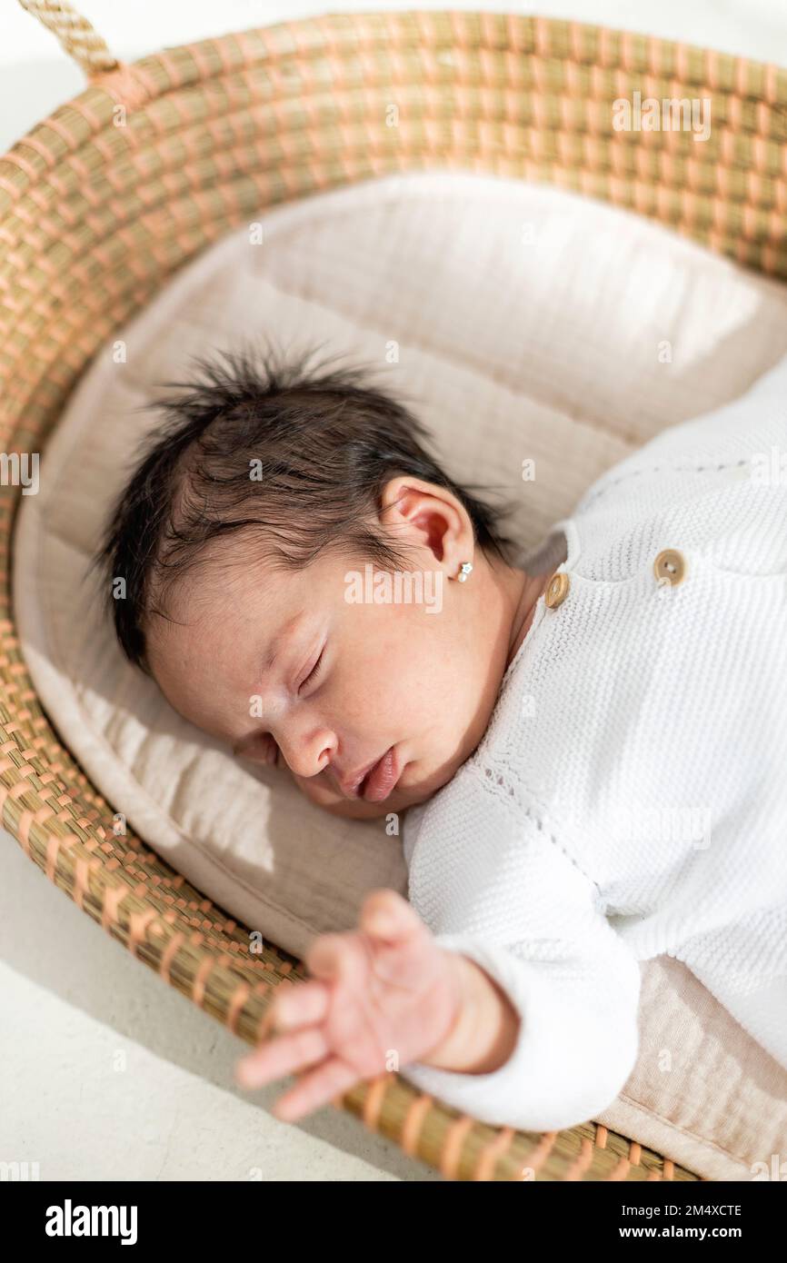 Nouveau-né bébé fille dormant dans un berceau Banque D'Images