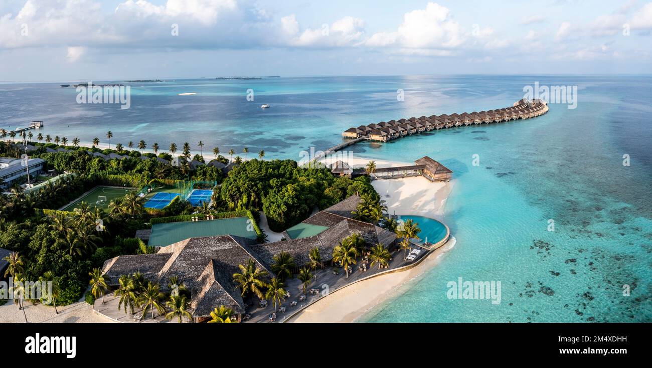 Vue panoramique sur la mer avec station touristique aux Maldives Banque D'Images