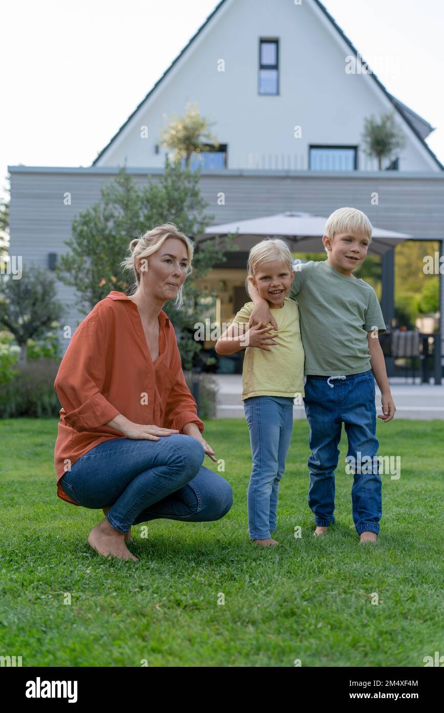 Femme avec enfants dans le jardin Banque D'Images