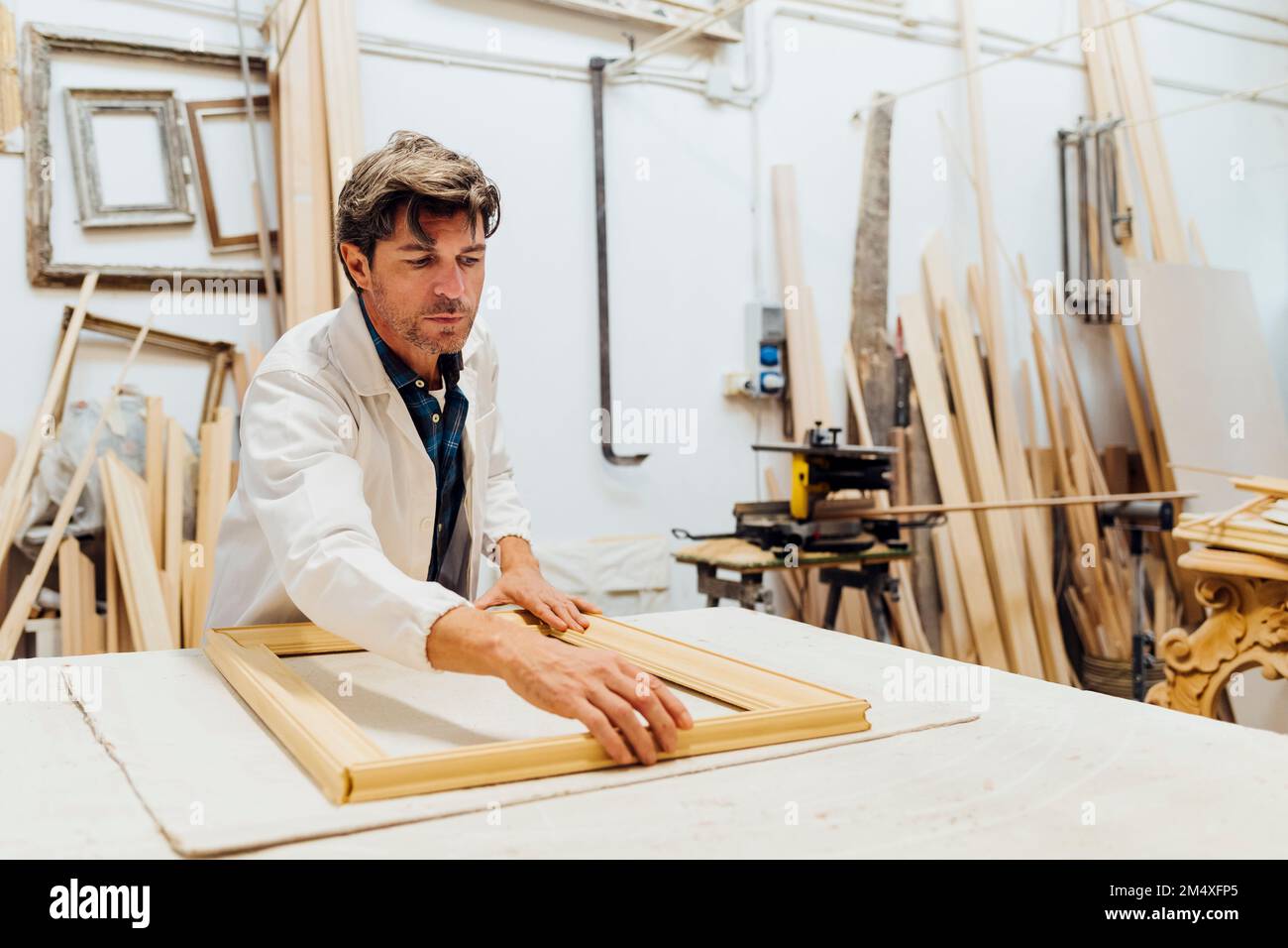 Un artisan qui fait du cadre en atelier Banque D'Images