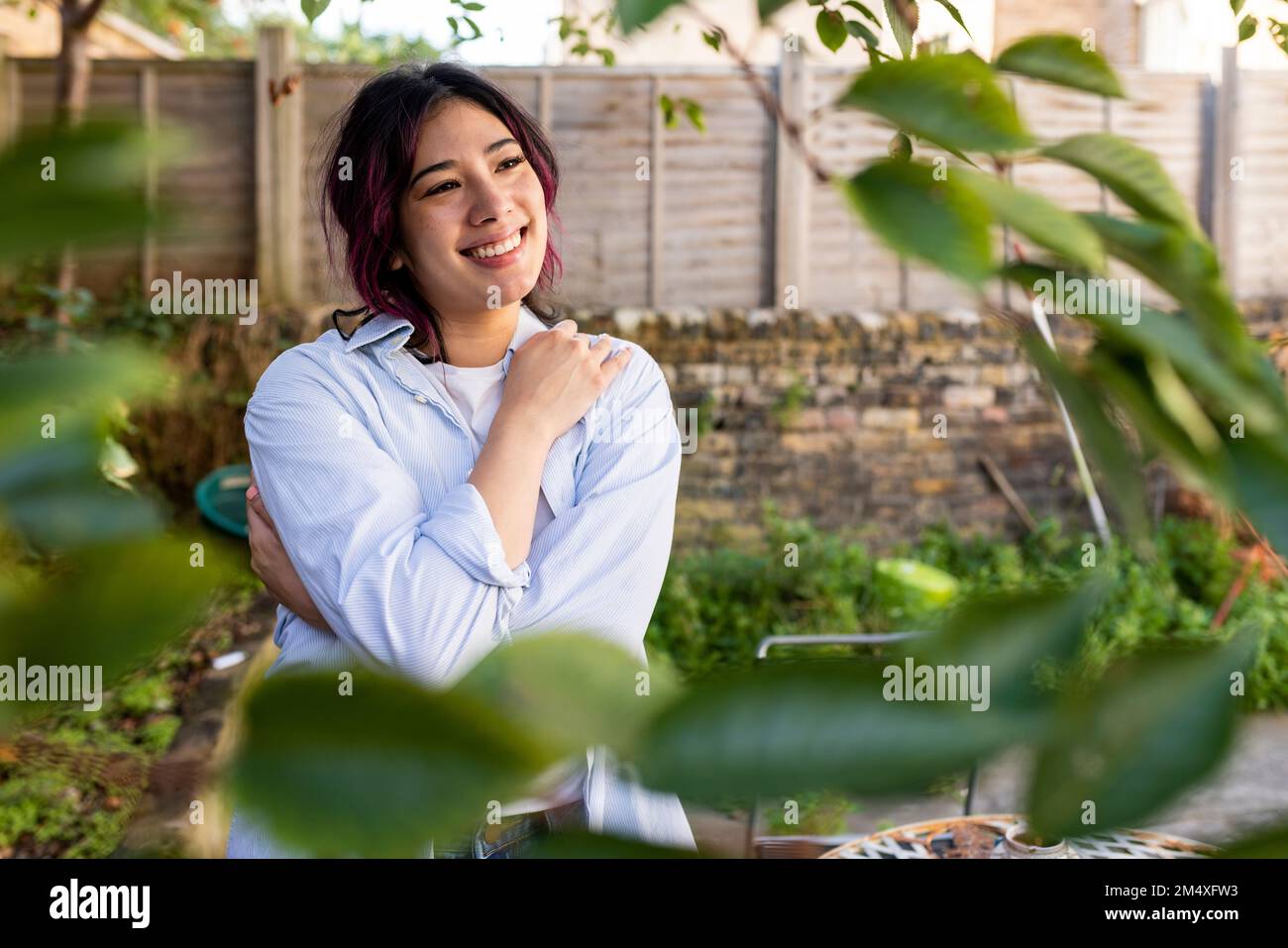 Bonne jeune femme dans le jardin Banque D'Images