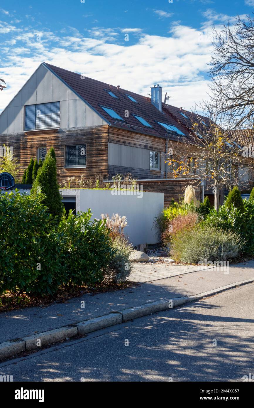 Allemagne, Bavière, Munich, trottoir devant une maison passive moderne avec des murs en bois Banque D'Images